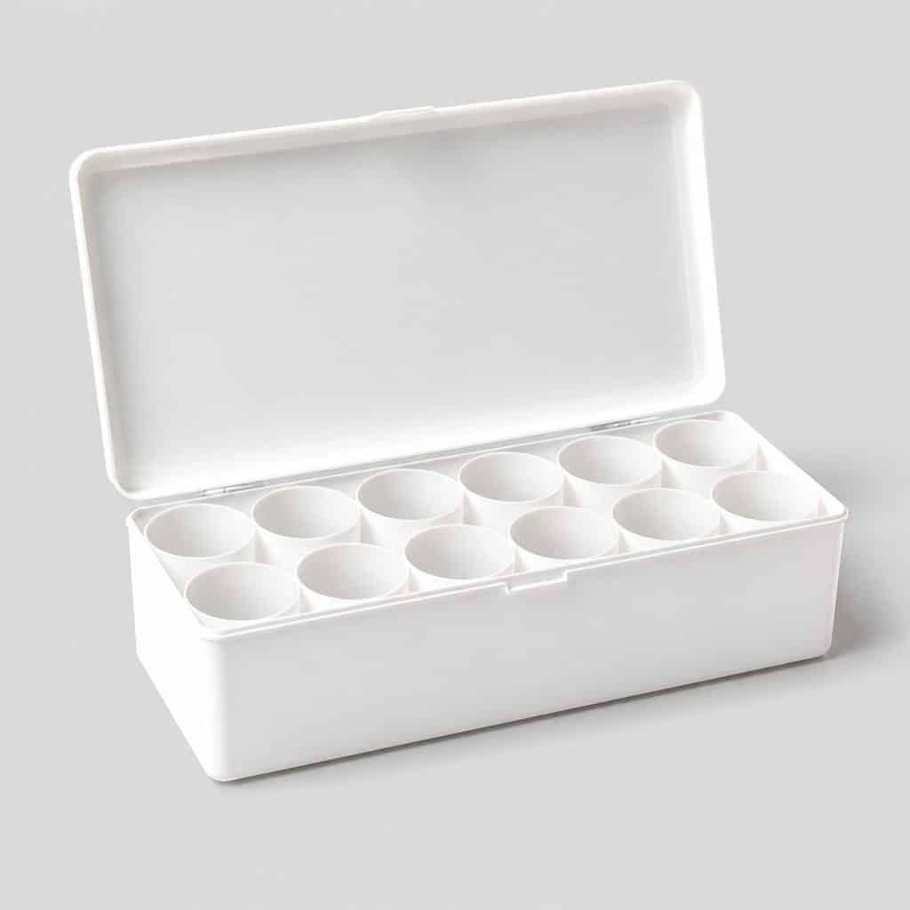Boîte de rangement ouverte montrant ses douze alvéoles vides
