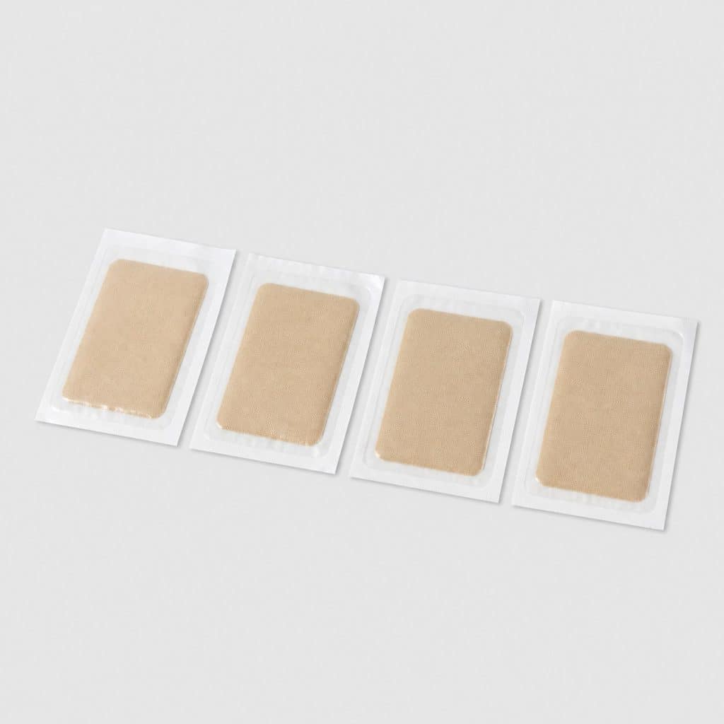 Patchs chauffants autocollants et leurs sachets individuels présentés à plat