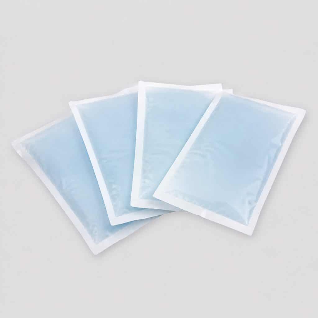 Quatre poches de froid instantané à usage unique présentées à plat