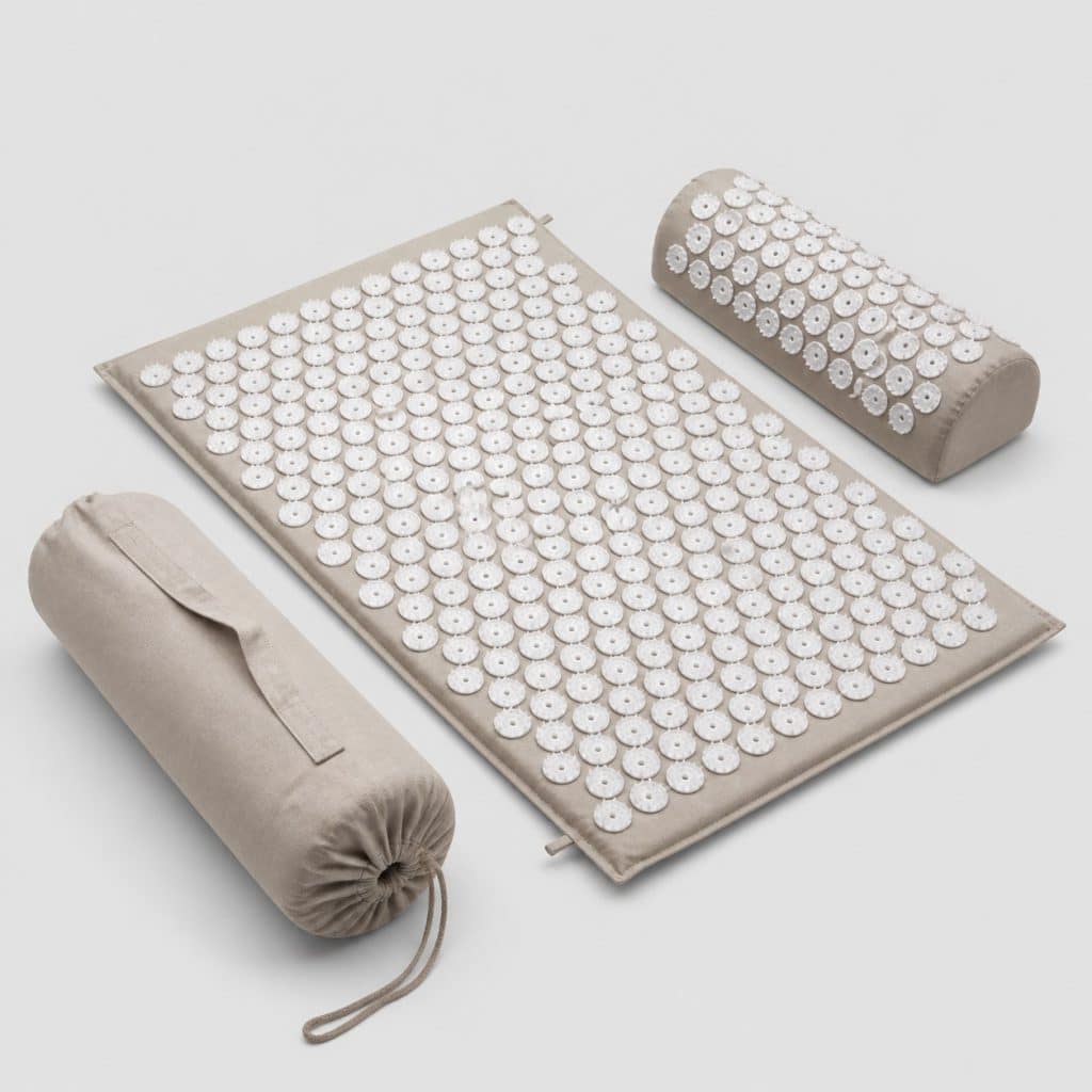 Tapis d'acupression beige avec coussin cervical et sac de rangement